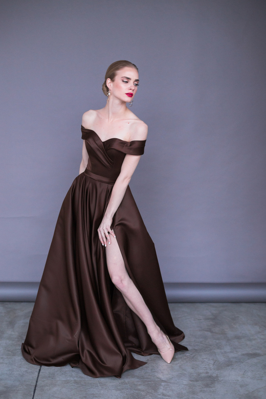 Шоколадное атласное платье