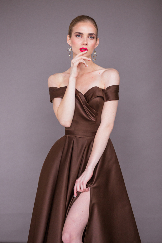Шоколадное атласное платье