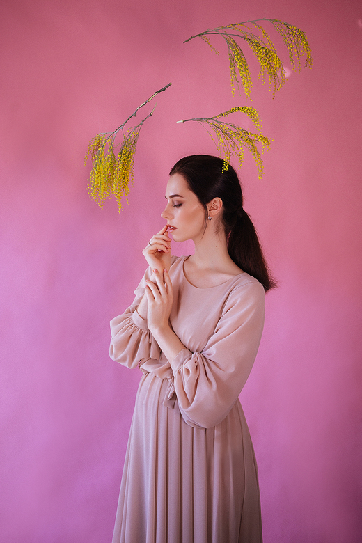 Бежевое шифоновое платье рукава фонарики