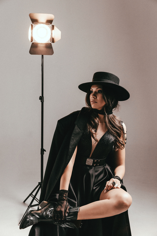 Черное атласное с разрезом