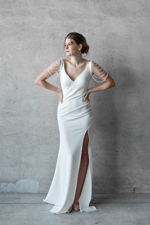 Белое платье украшение на плечах