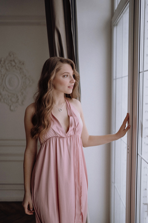 Пудровое шелковое платье