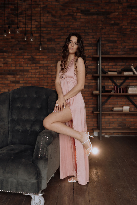 Пудровое шелковое платье