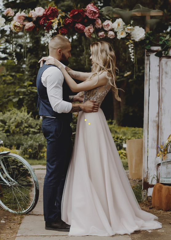 Дымчато-розовое платье