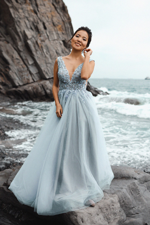 Голубое платье с расшитым корсетом