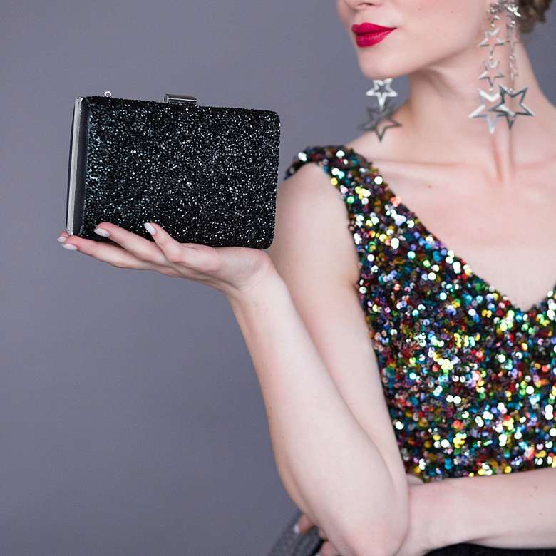 Черный клатч в пайетку