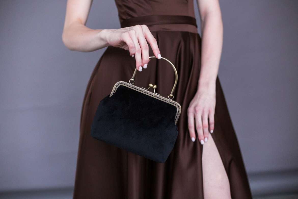 Черный бархатный клатч