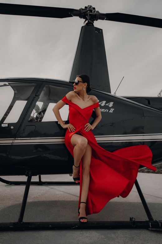 Красное атласное платье с разрезом