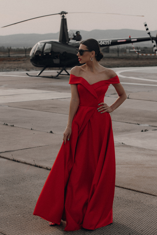 Красное атласное платье с разрезом