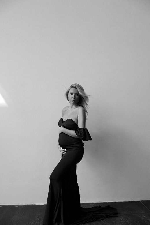 Черное платье со спущенными плечами