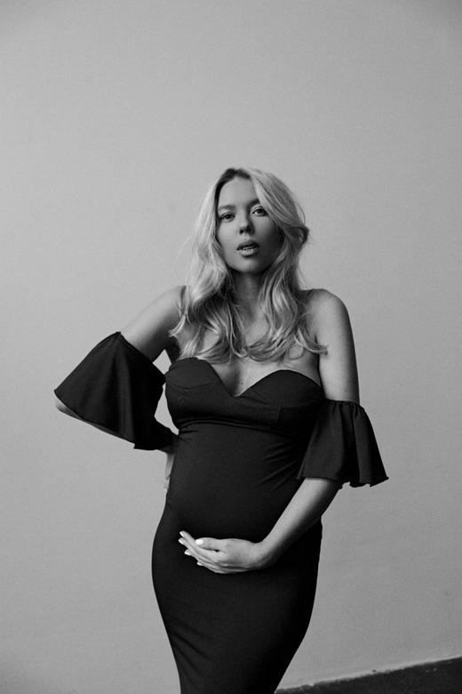 Черное платье со спущенными плечами