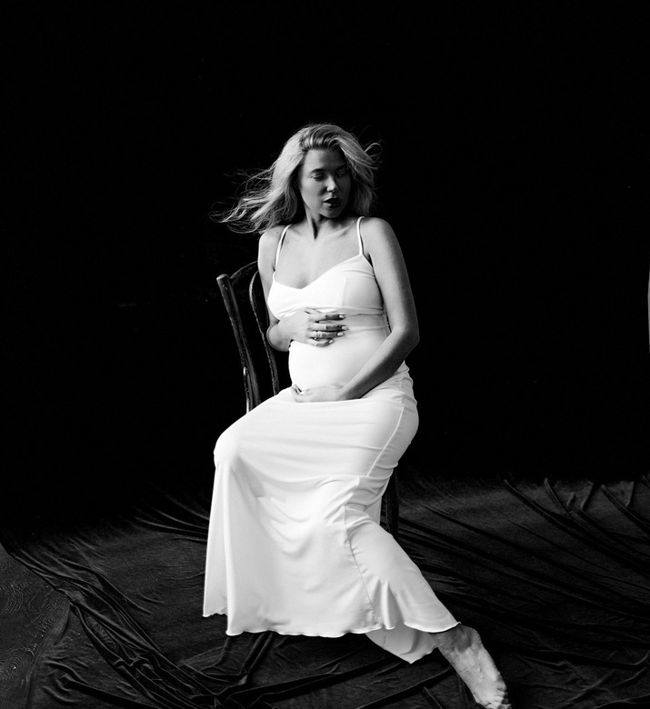 Молочное платье на тонких лямках