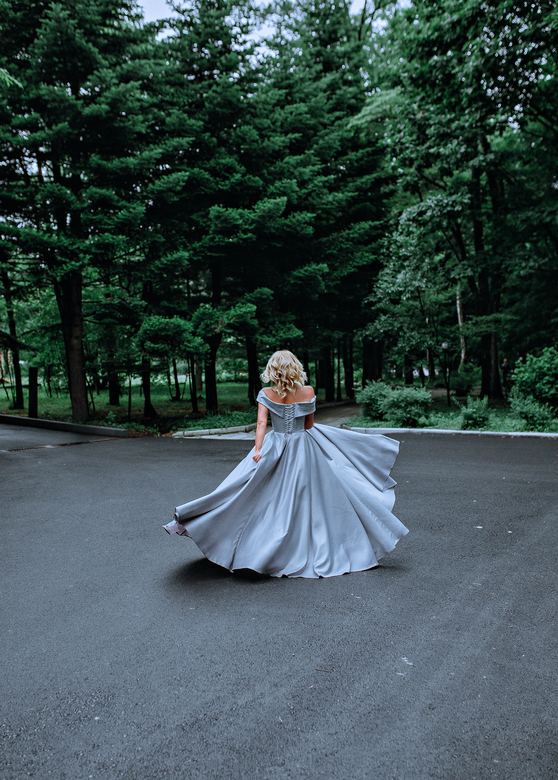 Cерое атласное платье со спущенными плечами