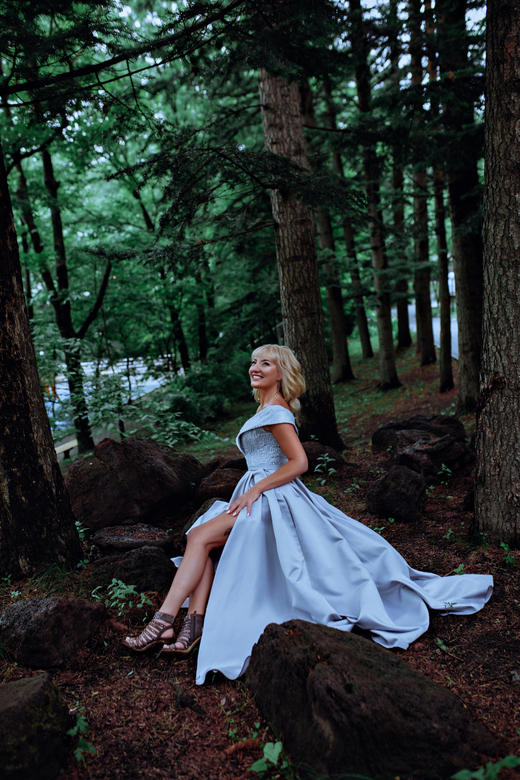 Cерое атласное платье со спущенными плечами