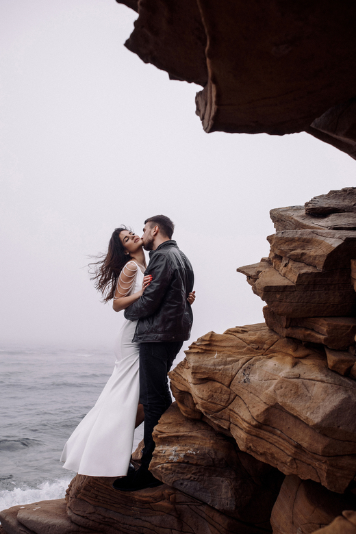 Белое платье украшение на плечах