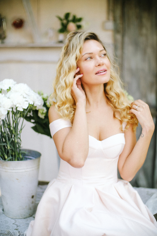 Пудровое атласное платье в длине миди