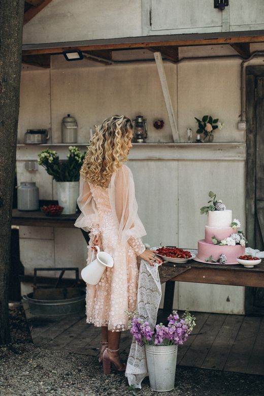 Персиковое платье с легкими рукавами