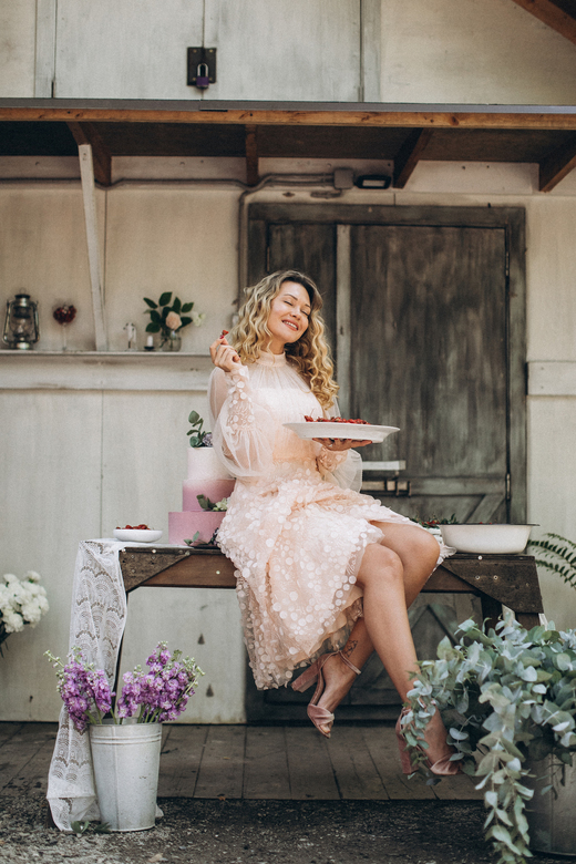 Персиковое платье с легкими рукавами