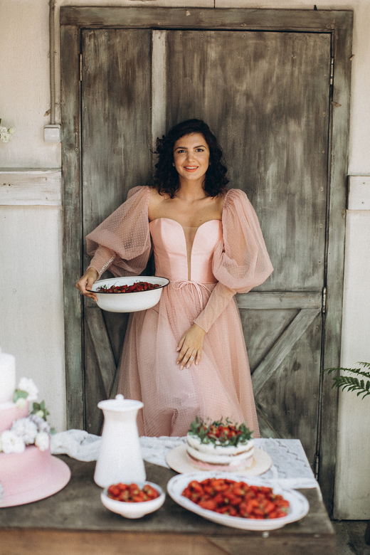 Розовое миди платье со съемными рукавами Тэсса