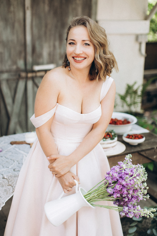 Пудровое атласное платье в длине миди