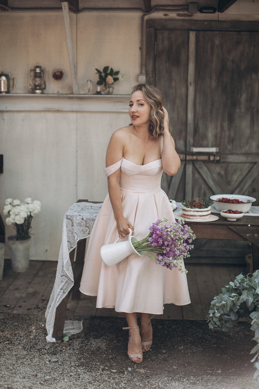 Пудровое атласное платье в длине миди