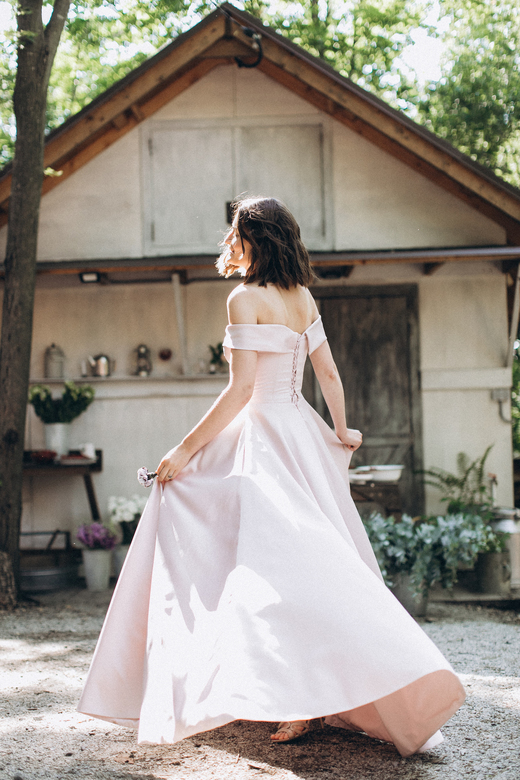 Пудровое атласное платье