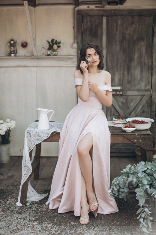 Пудровое атласное платье