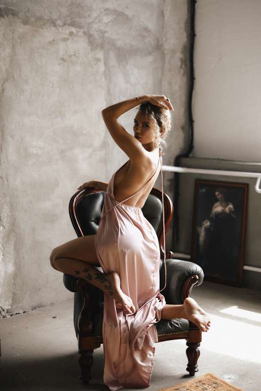 Пудровое шелковое платье