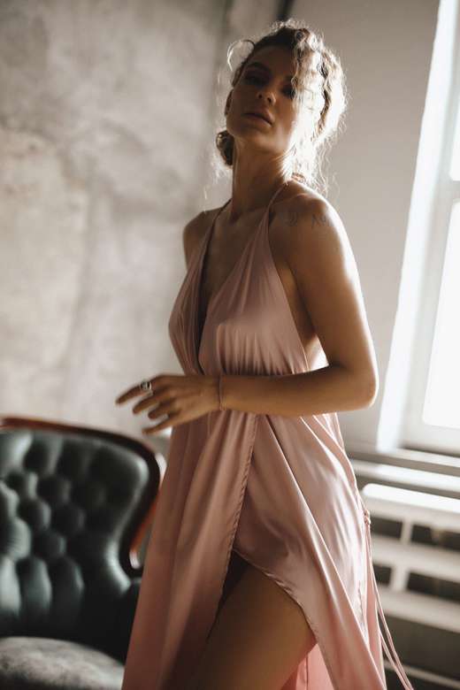 Пудровое шелковое платье