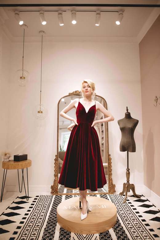 Бордовое бархатное миди платье