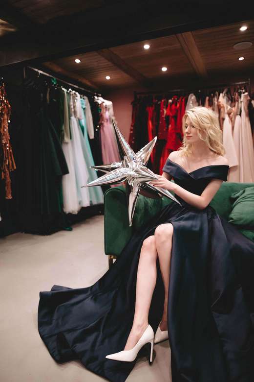 Синее атласное платье с открытым верхом