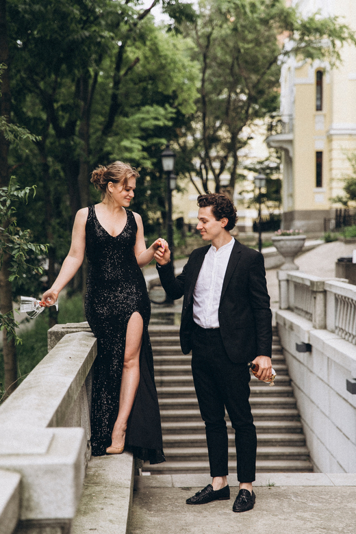 Черное платье с украшением на спине