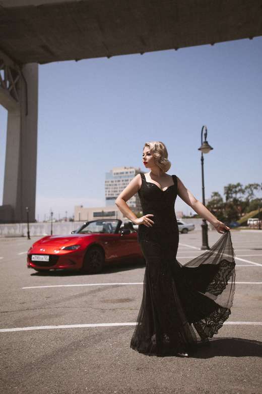 Черное платье в пайетку с клиньями