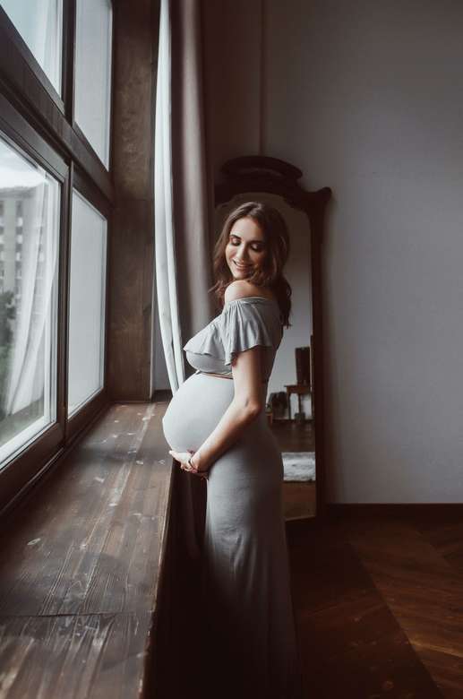 Серое трикотажное платье с открытыми плечами