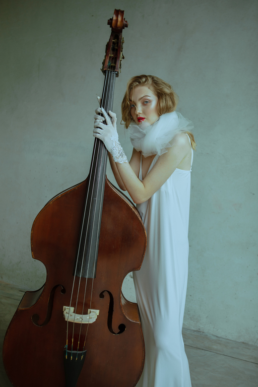 Молочное платье на тонких лямках