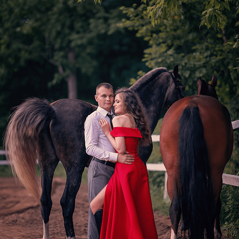 Красное атласное платье с разрезом