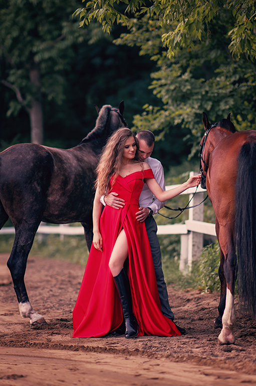 Красное атласное платье с разрезом