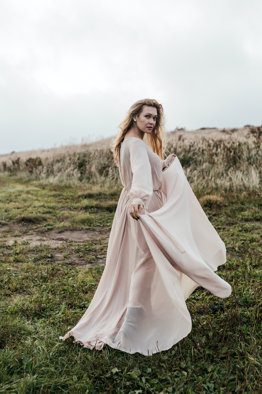 Бежевое шифоновое платье