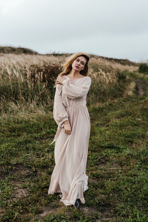 Бежевое шифоновое платье