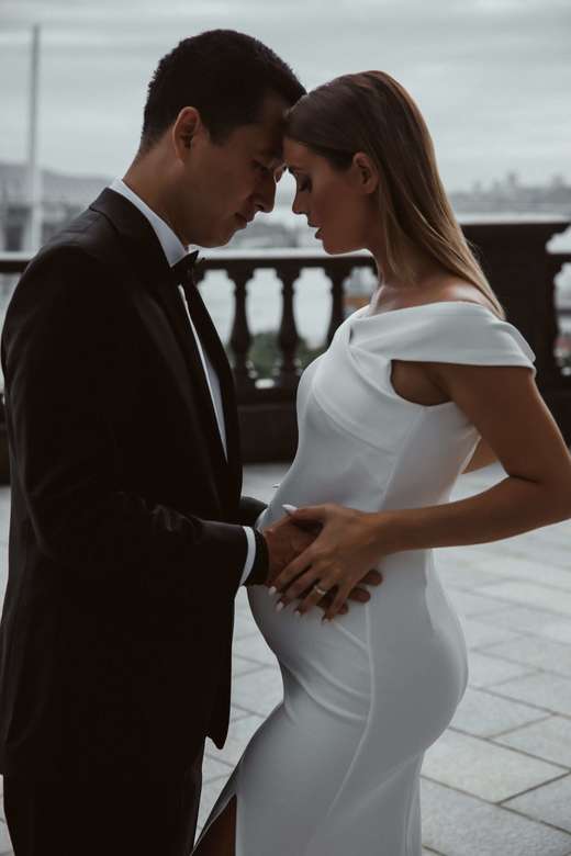 Белое платье со спущенными плечами