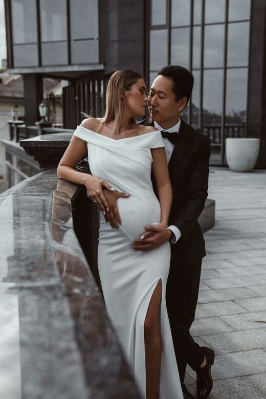 Белое платье со спущенными плечами