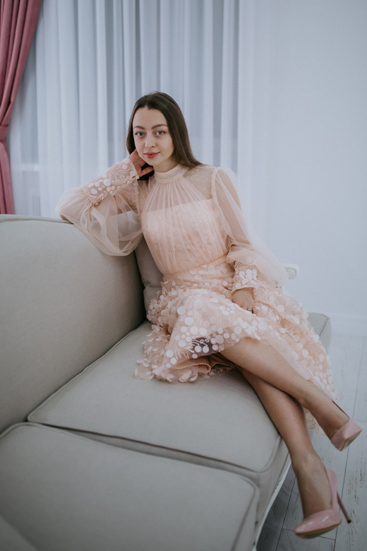 Персиковое платье с легкими рукавами