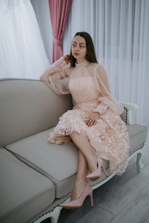 Персиковое платье с легкими рукавами