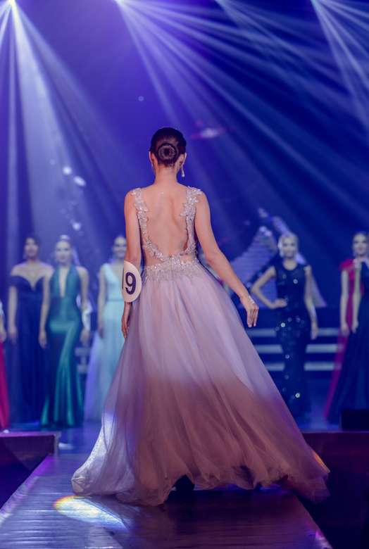 Лавандовое платье с расшитым верхом