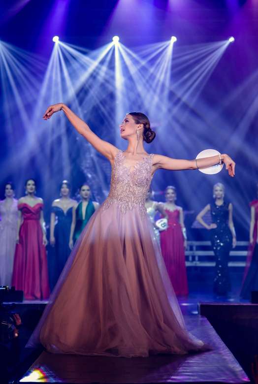 Лавандовое платье с расшитым верхом