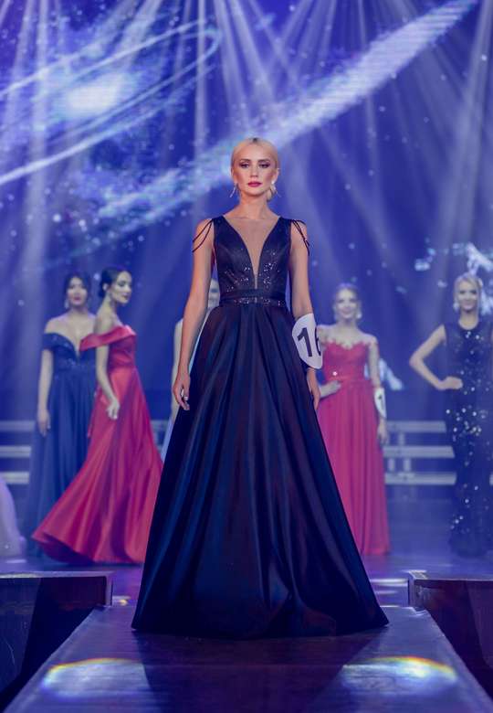 Черное атласное с разрезом