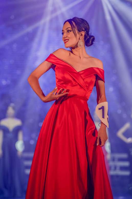 Красное атласное платье с разрезом