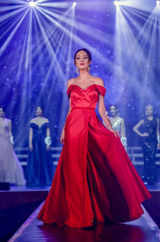 Красное атласное платье с разрезом