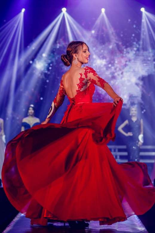 Красное шифоновое платье с рукавом