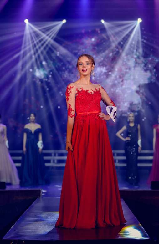 Красное шифоновое платье с рукавом